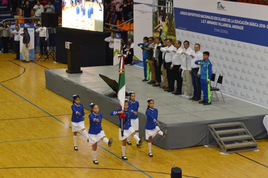 FOTO UNO1 HONORES AL LABARO