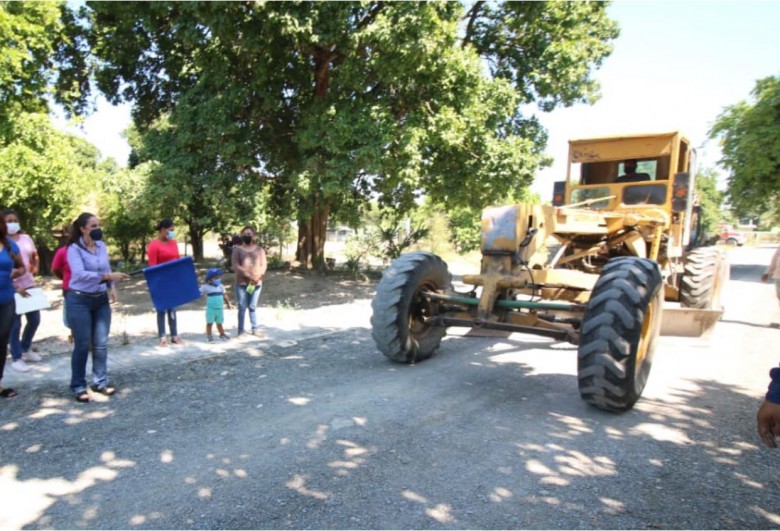 Noemy-da-banderazo-a-obra-de-pavimentacion4